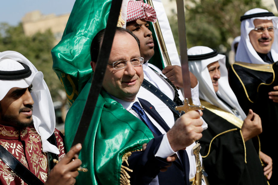 FRANCEZII AU ALES LIBER SA ACCEPTE TERORISMUL – LE RESPECT ALEGEREA Hollande-brandit-le-sabre-de-l-islam